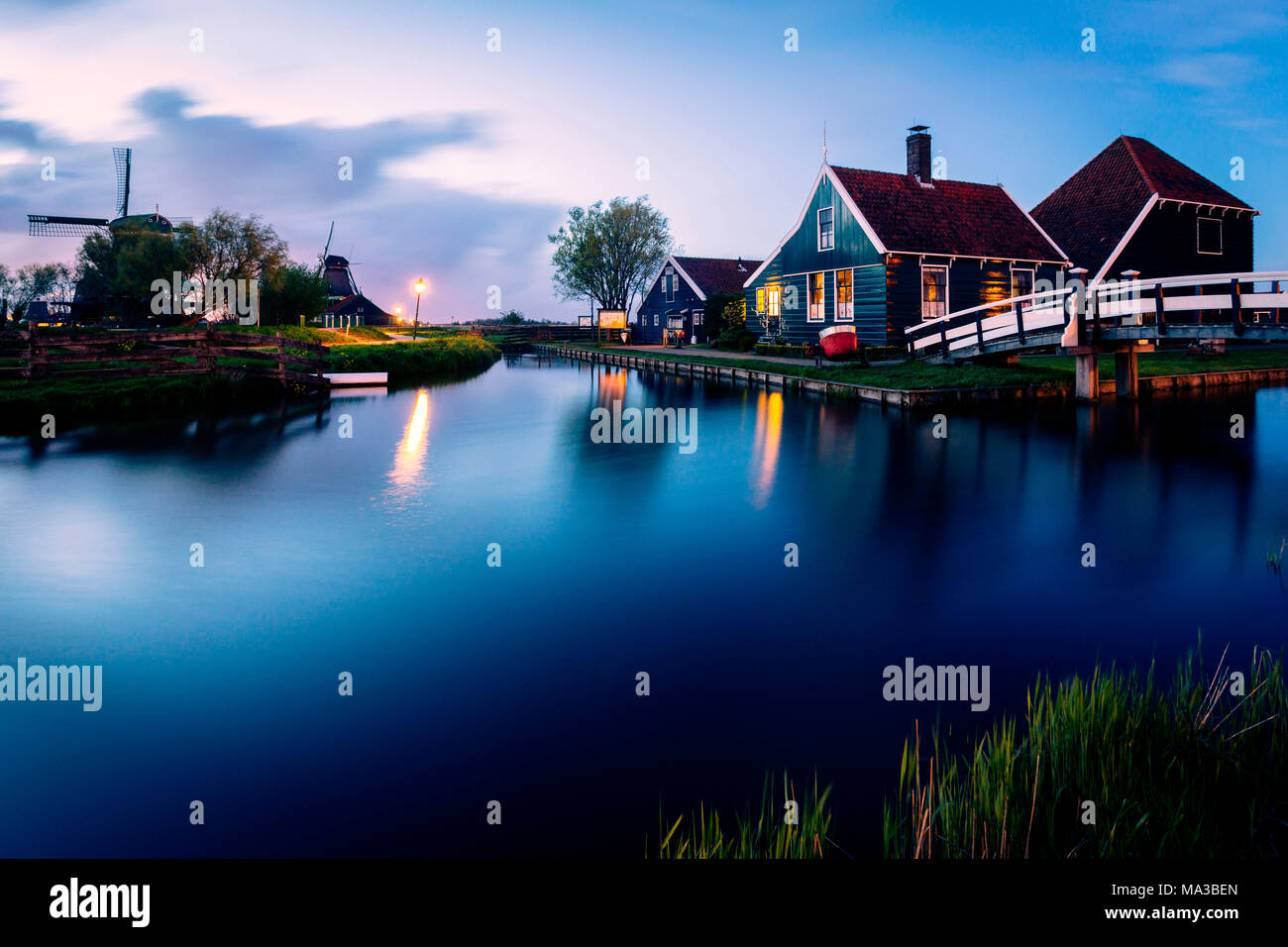 Zaanse Schans nach Sonnenuntergang, Niederlande, Europa. Stockfoto