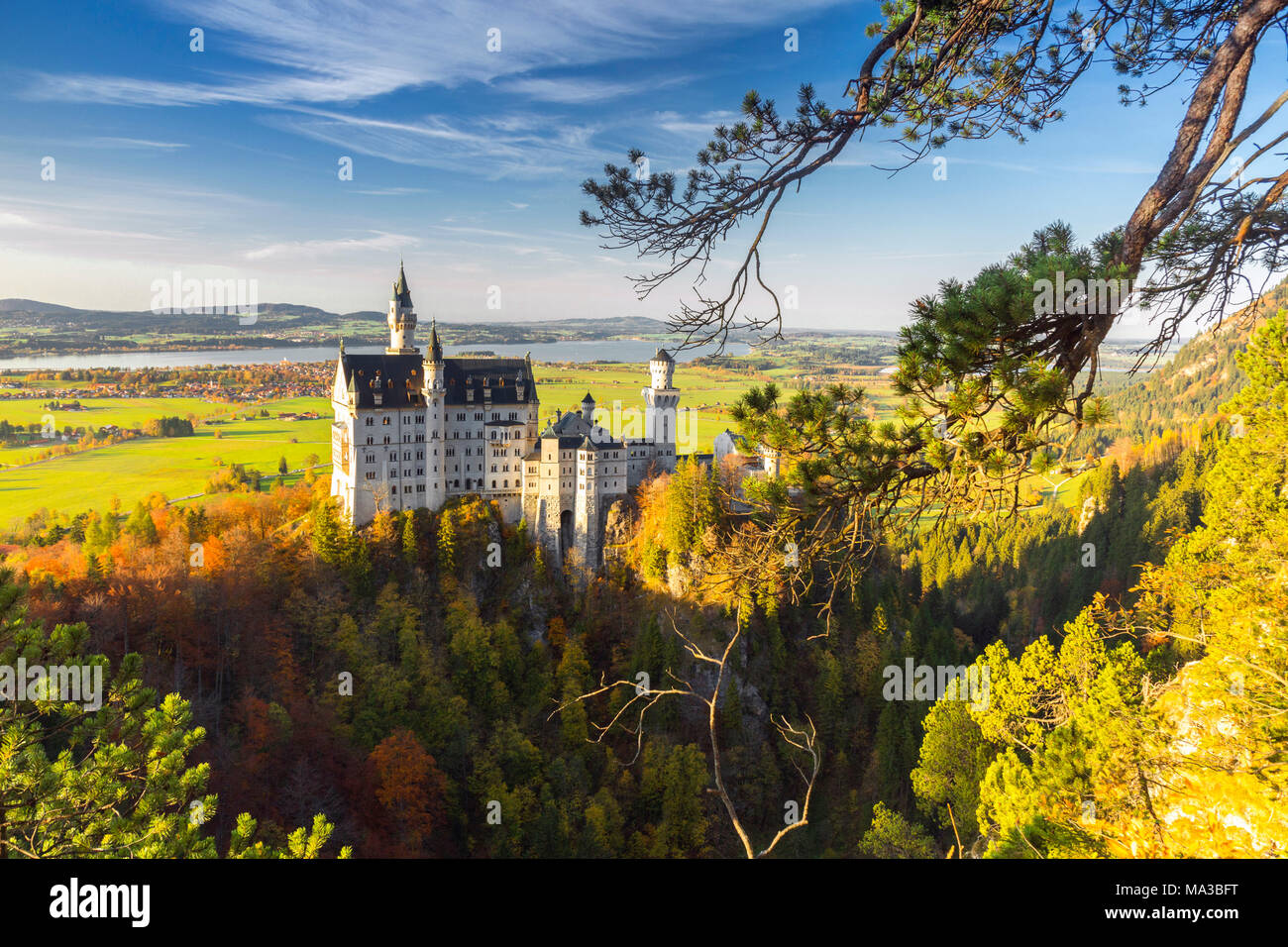Schloss Neuschwanstein im Herbst bei Sonnenuntergang. Schwangau, Füssen, im Südwesten von Bayern, Bayern, Deutschland, Europa Stockfoto