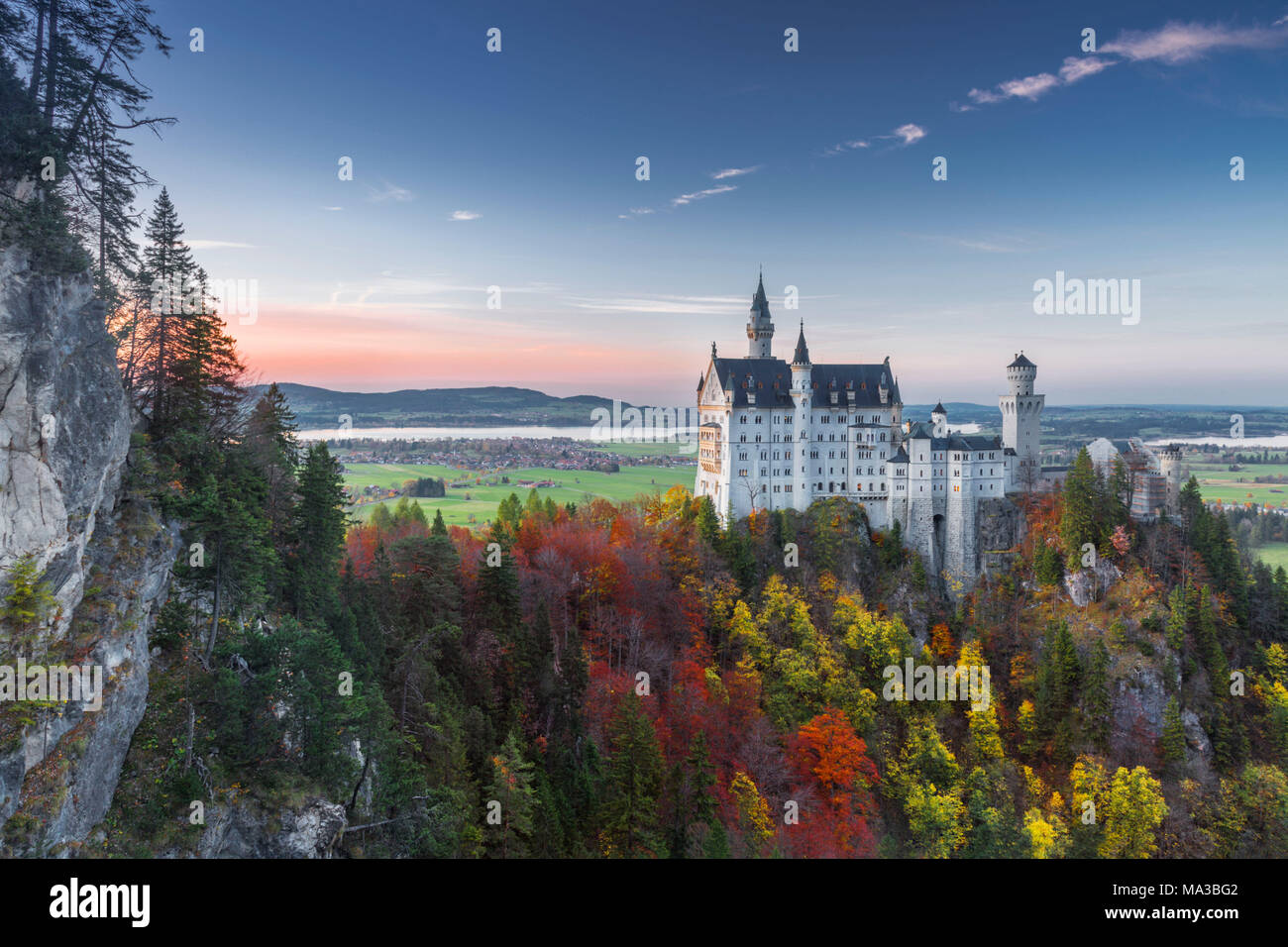 Schloss Neuschwanstein im Herbst in der Morgendämmerung. Schwangau, Füssen, im Südwesten von Bayern, Bayern, Deutschland, Europa Stockfoto
