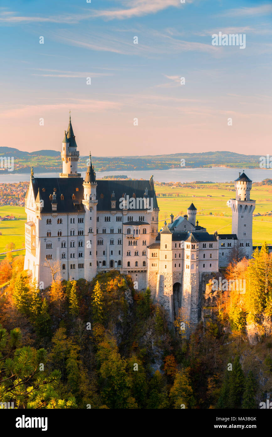 Schloss Neuschwanstein im Herbst bei Sonnenuntergang, Europa, Deutschland, Bayern, im Südwesten von Bayern, Füssen, Schwangau Stockfoto