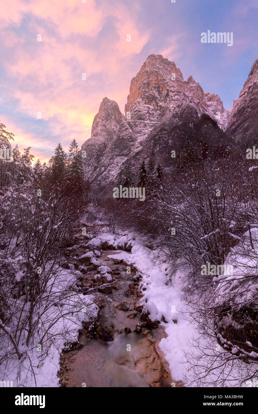 San Lucano Tal, den Fluss Tegnas und Pale di San Lucano Berg im Winter bei Sonnenuntergang, Taibon Agordino, Belluno, Venetien, Italien Stockfoto