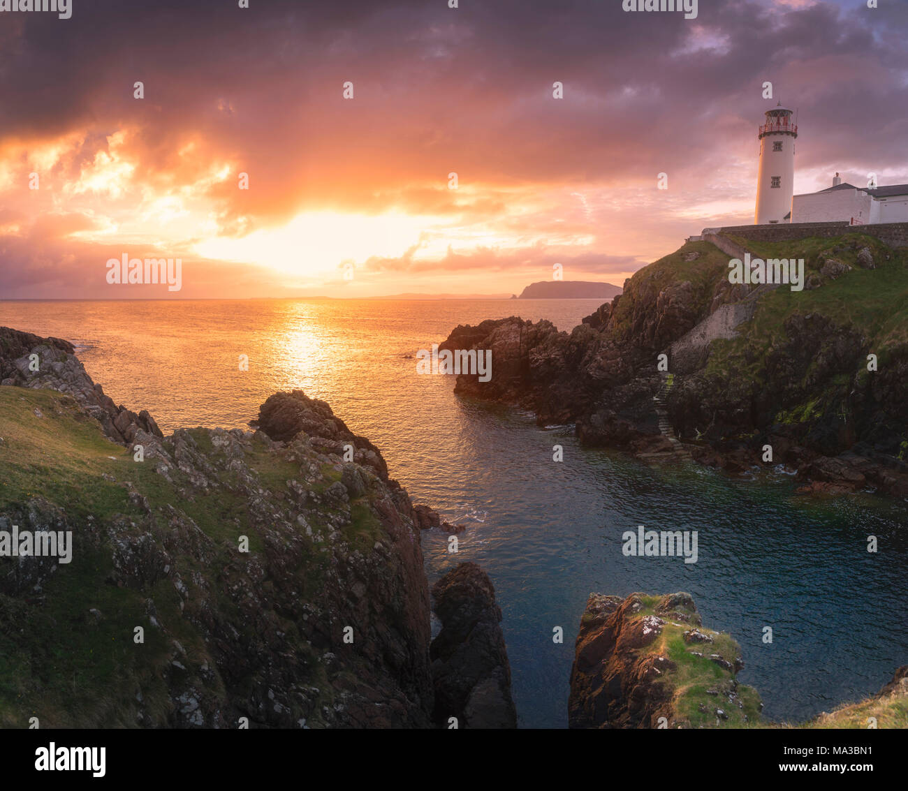 Fanad Head (Fánaid) Leuchtturm, County Donegal, Ulster, Irland, Europa. Sonnenaufgang am Fanad Head Lighthouse Stockfoto