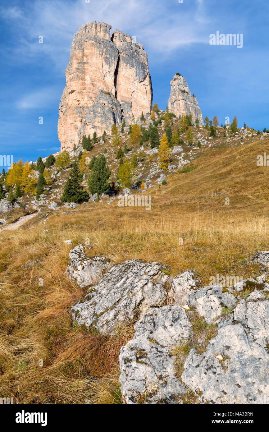 Die Cinque Torri (Fünf Türme) im Herbst, Dolomiten, Belluno, Venetien, Italien Stockfoto