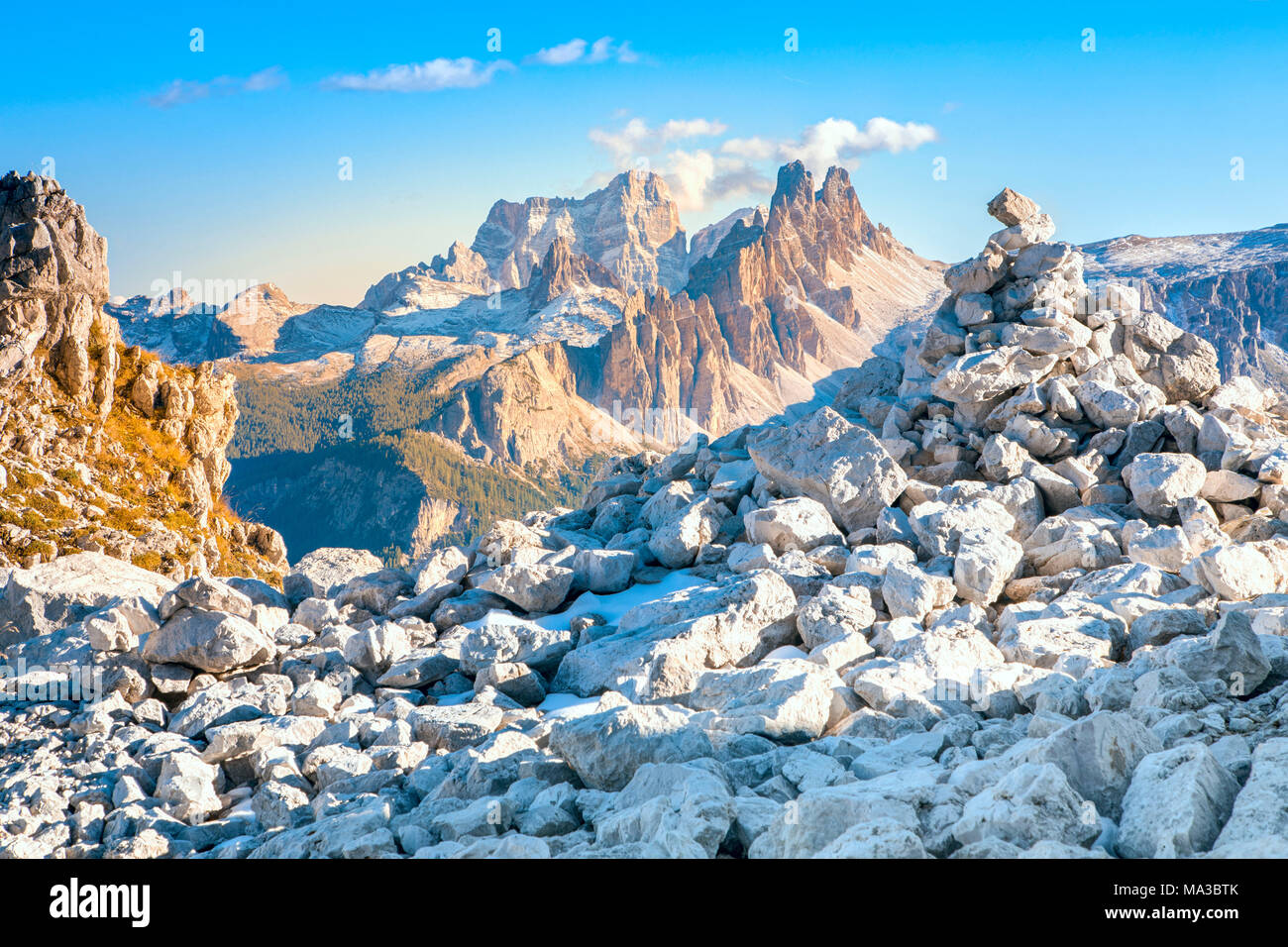 Croda da Lago Monte Pelmo Massiv und im Hintergrund durch die Bäume, Dolomiten, Cortina d Ampezzo, Belluno, Venetien gerahmte Mount, Italien Stockfoto