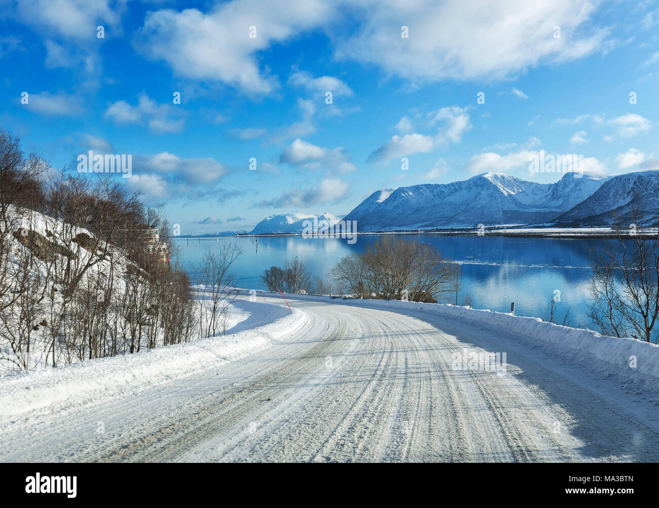 Andøy Straße für Zermatt im Winter auf der Risøysundet Fjord in der Nähe von Risøyhamn, vesteralen Nordland County, Norwegen. Stockfoto