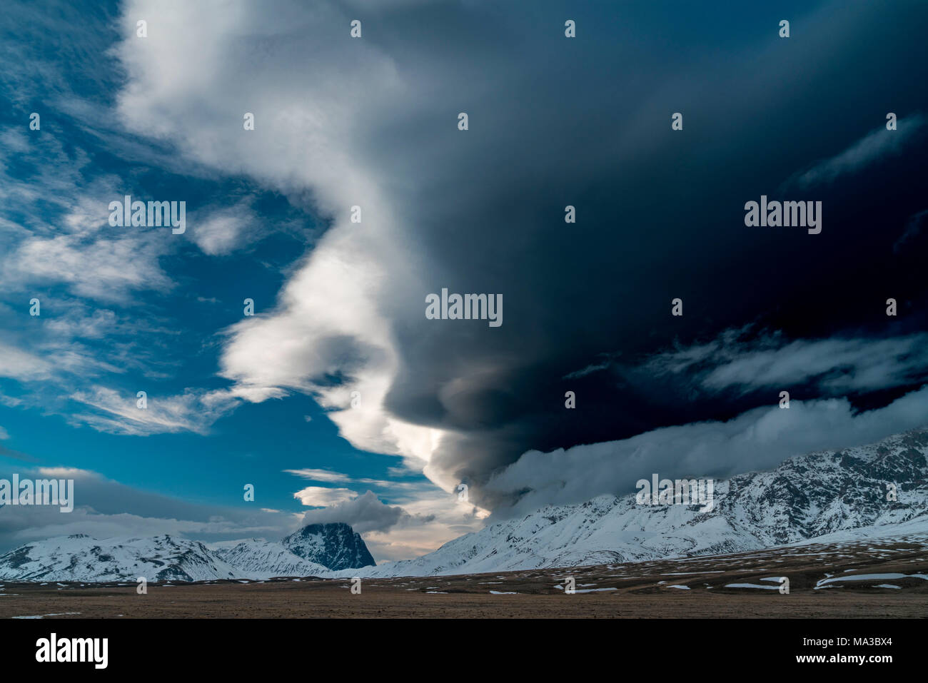 Dunkle Wolken über der Ebene von Campo Imperatore, Campo Imperatore, Provinz L'Aquila, Abruzzen, Italien, Europa Stockfoto