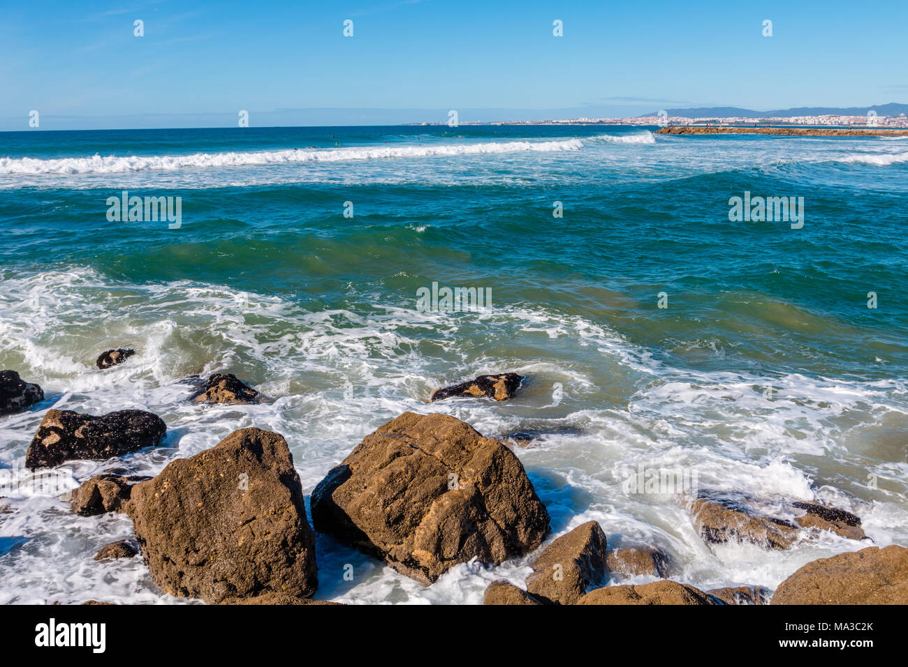 Felsen und Meer. Stockfoto