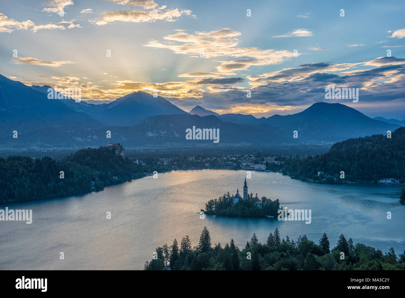 Slowenien, Bled, Bled Insel und die Kirche der Himmelfahrt der Maria bei Sonnenaufgang Stockfoto