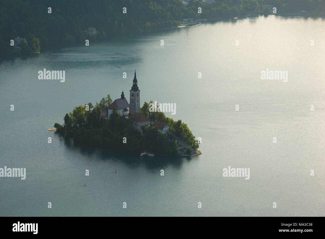 Slowenien, Bled, Bled Insel und die Kirche der Himmelfahrt der Maria bei Sonnenaufgang Stockfoto