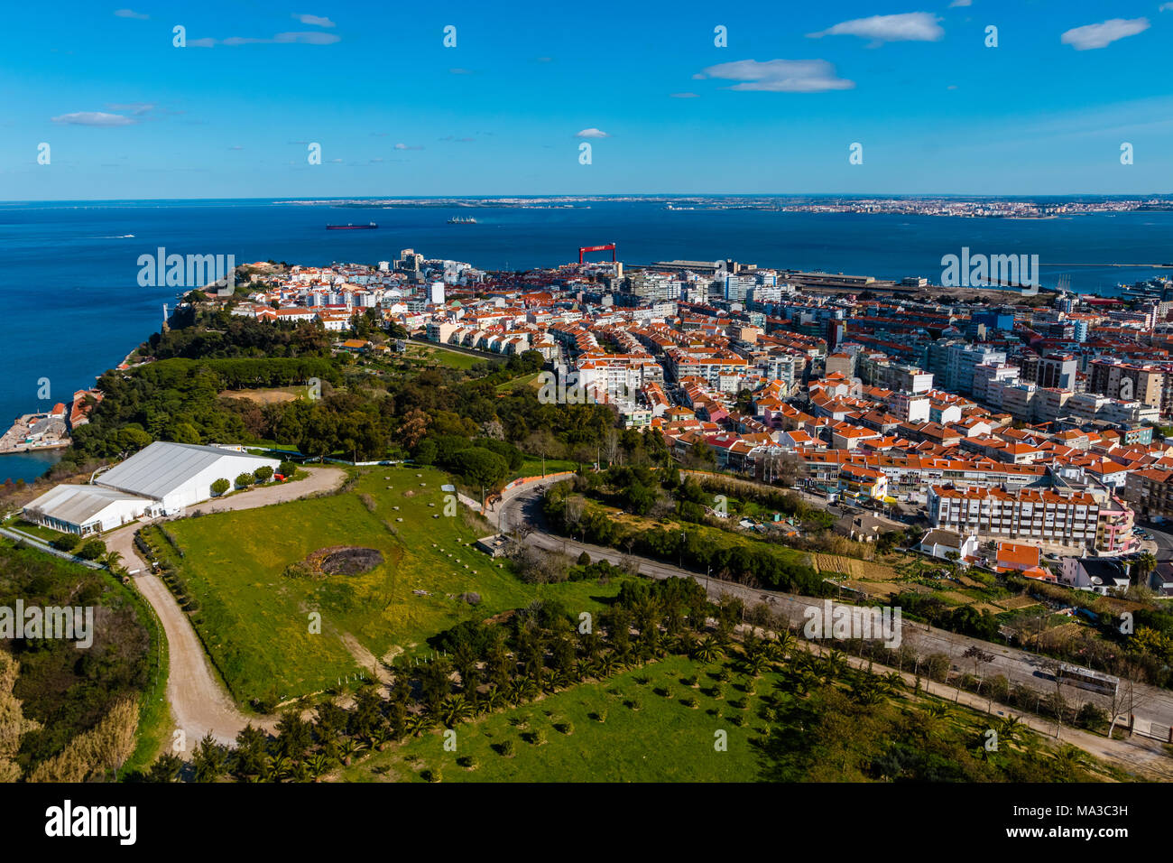 Luftaufnahme von Almada auf dem Dach von Christo Rei Statue in Lissabon - Portugal Stockfoto