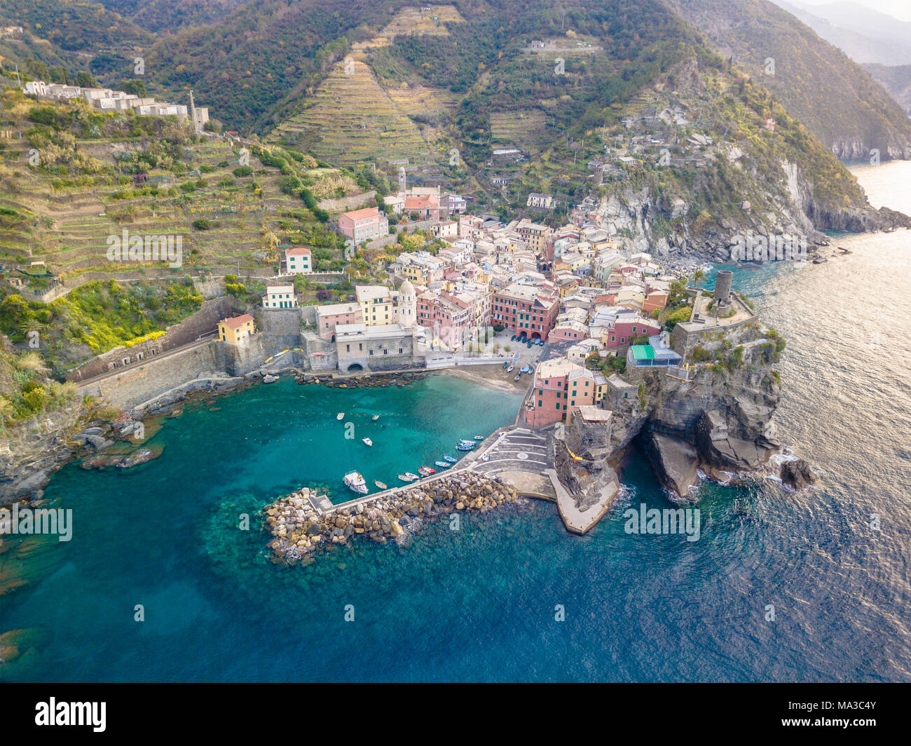 Vernazza, Cinque Terre, der Provinz von La Spezia, Ligurien, Italien. Luftaufnahme von Vernazza. Stockfoto