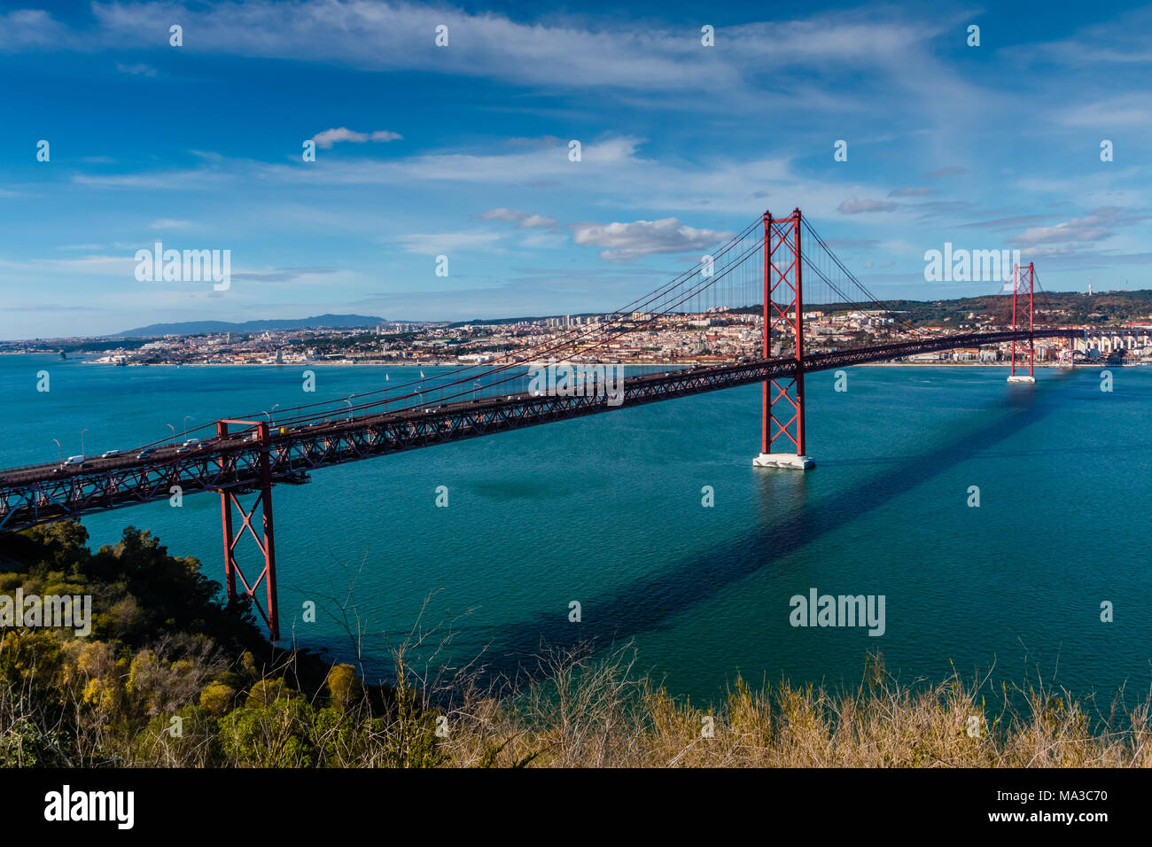 Der 25. April Brücke (Ponte 25 de Abril") ist eine Hängebrücke aus Stahl in Lissabon, Portugal, überqueren die Targus River. Es ist eines der am meisten fam Stockfoto