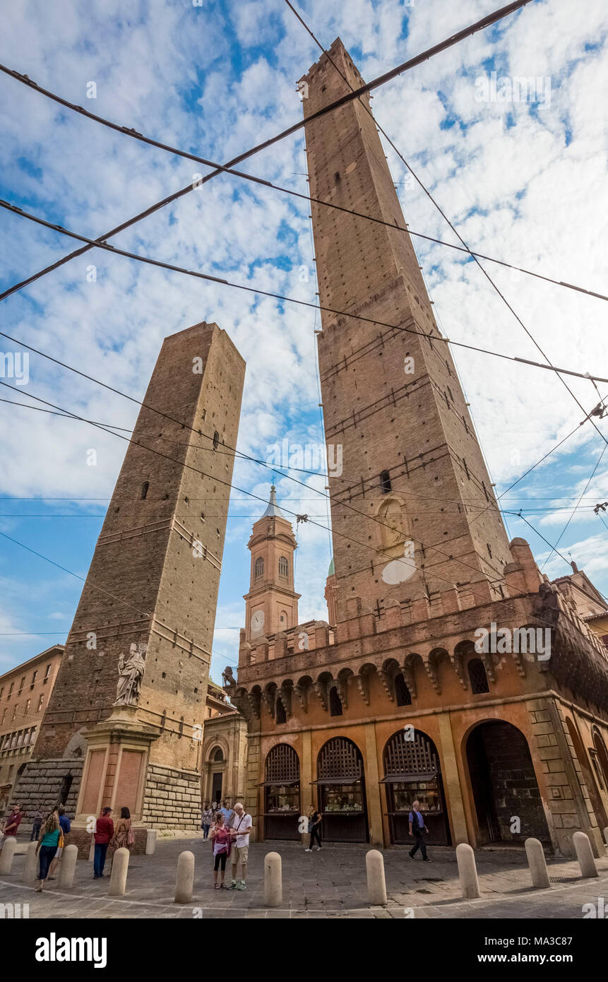 Blick auf den Torre degli Asinelli und Torre della Garisenda von der Piazza di Porta Ravegnana Square. Bologna, Emilia Romagna, Italien. Stockfoto