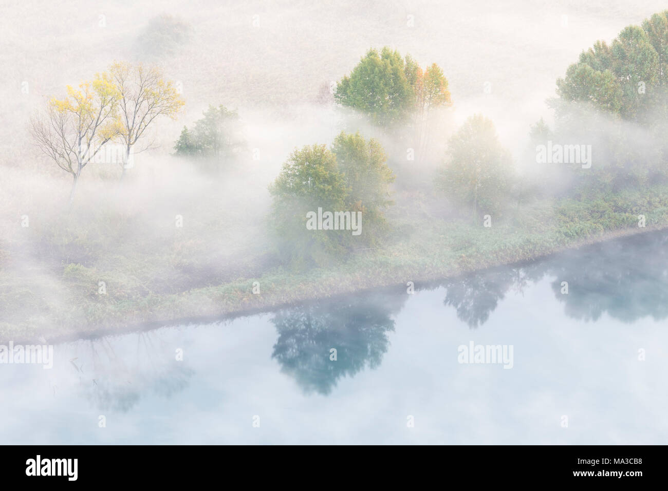 Nebel über den Fluss Adda von Airuno am Santuario Madonna della Rocchetta, Airuno, Parco dell'Adda Nord, Lecco Provinz Brianza, Lombardei, Italien gesehen. Stockfoto