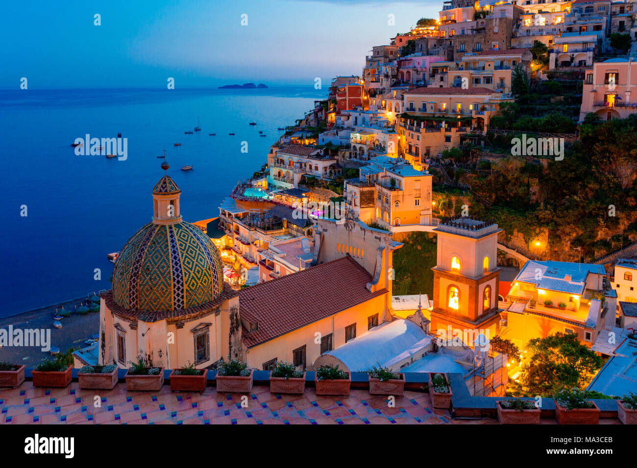 Positano, Amalfi, Kampanien, Sorrent, Italien. Blick auf die Stadt und das Meer in einer Sommer Sonnenuntergang Stockfoto
