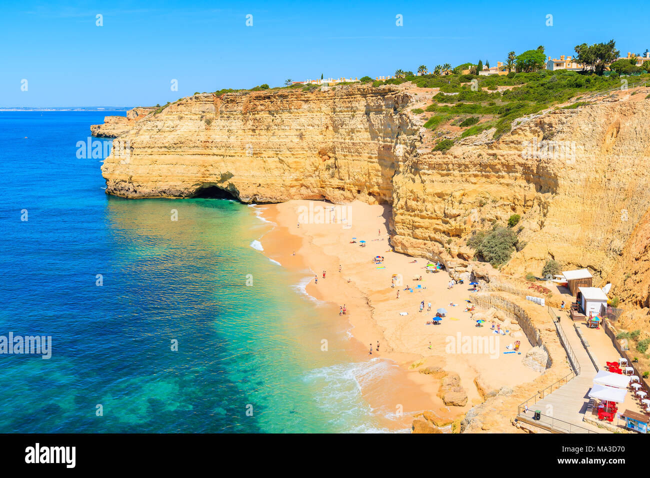 Schöner Strand und Felsen Felsen am Meer in der Nähe von Carvoeiro, Algarve, Portugal Stockfoto