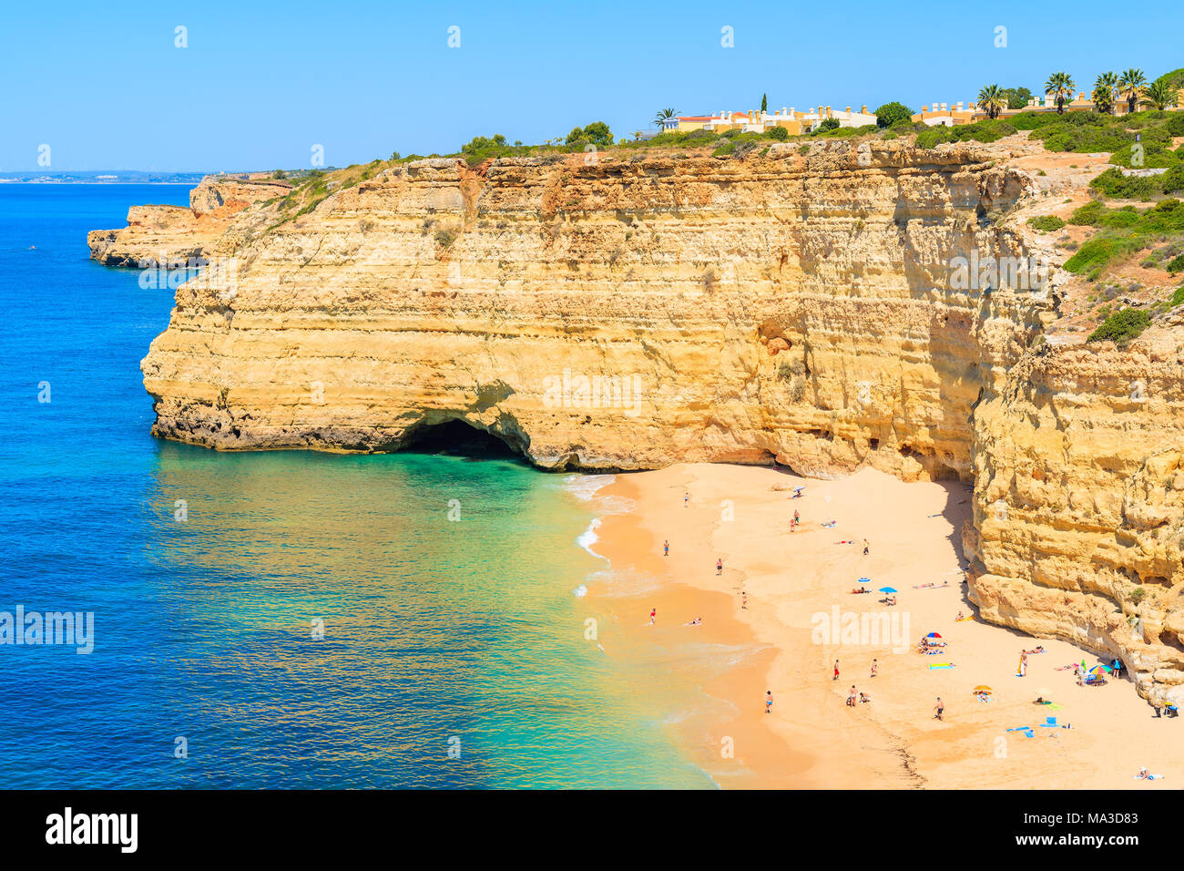 Schöner Strand und Felsen Felsen am Meer in der Nähe von Carvoeiro, Algarve, Portugal Stockfoto