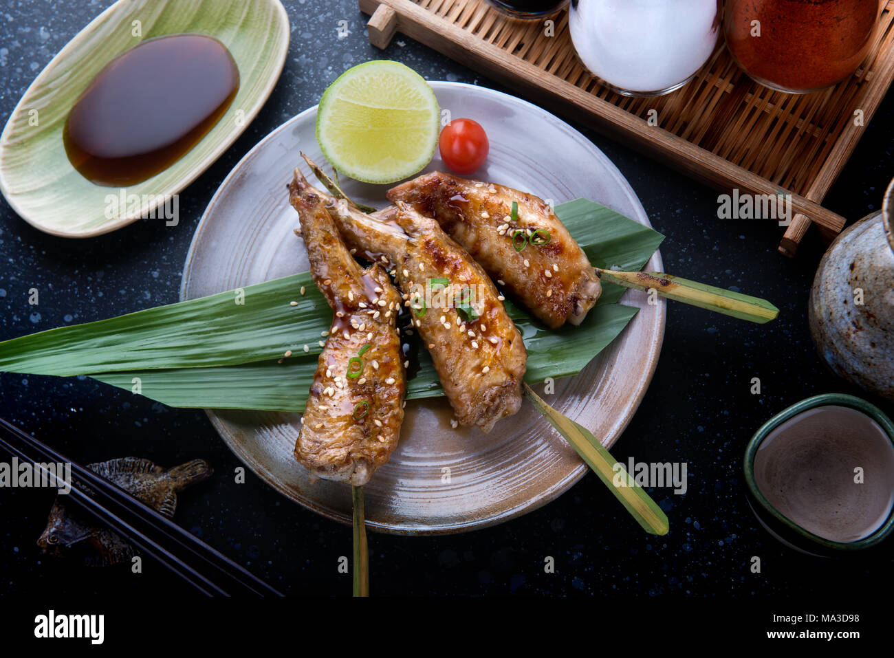 Gegrillte Hähnchenflügel mit Teriyaki Sauce servieren im japanischen Stil Spieß Grill essen. Stockfoto