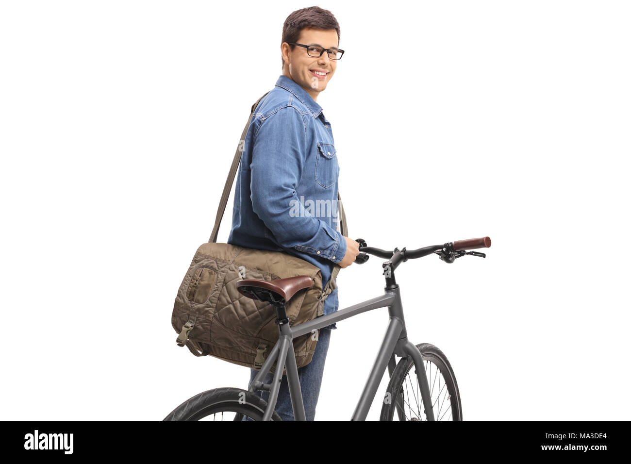 Junger Mann mit einem Fahrrad mit Blick über seine Schulter auf weißem Hintergrund Stockfoto