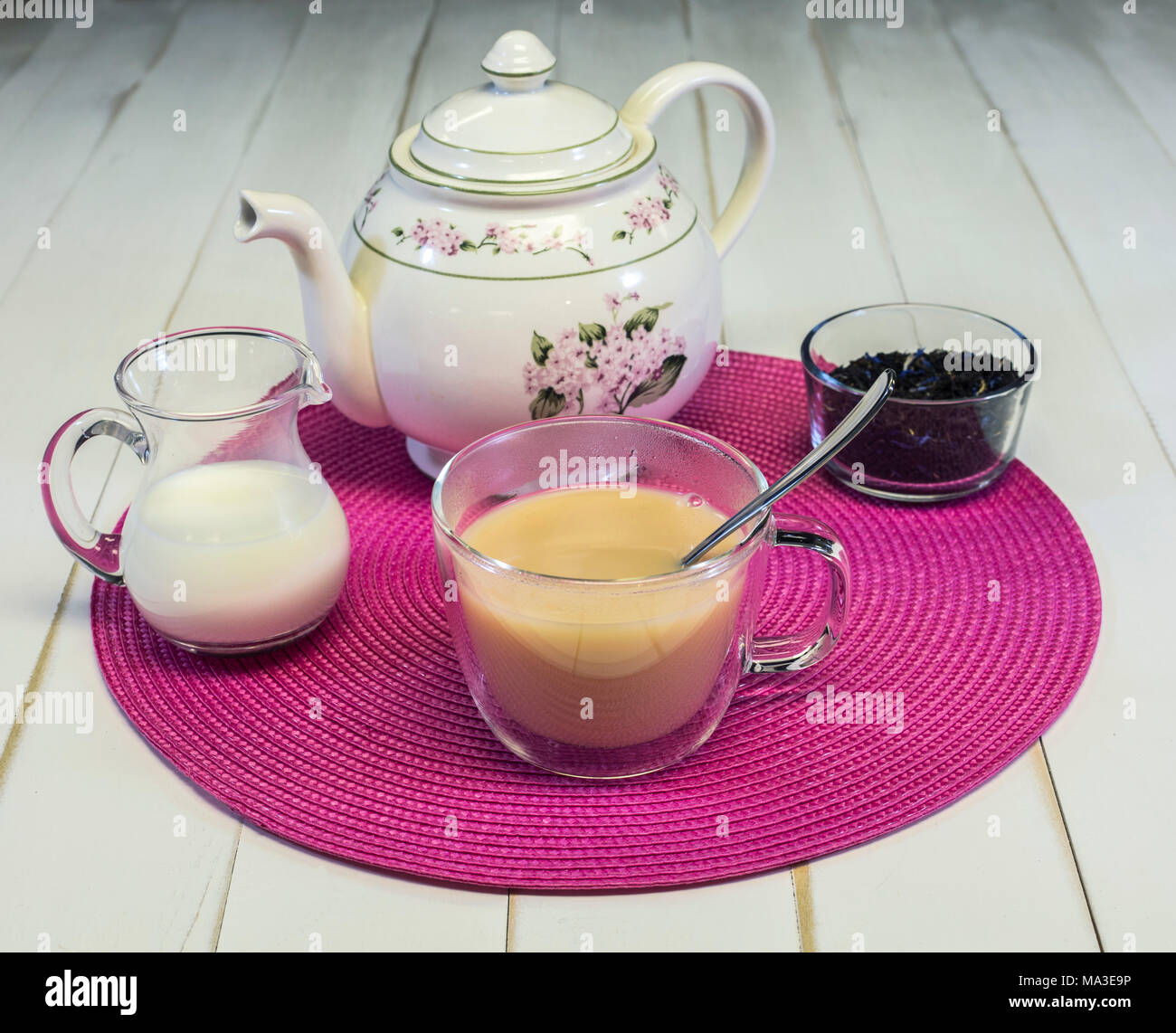 Tasse Earl Grey Tee am Nachmittag mit etwas Milch eingerührt. Immer bereit für eine entspannende Tasse Kaffee. Stockfoto