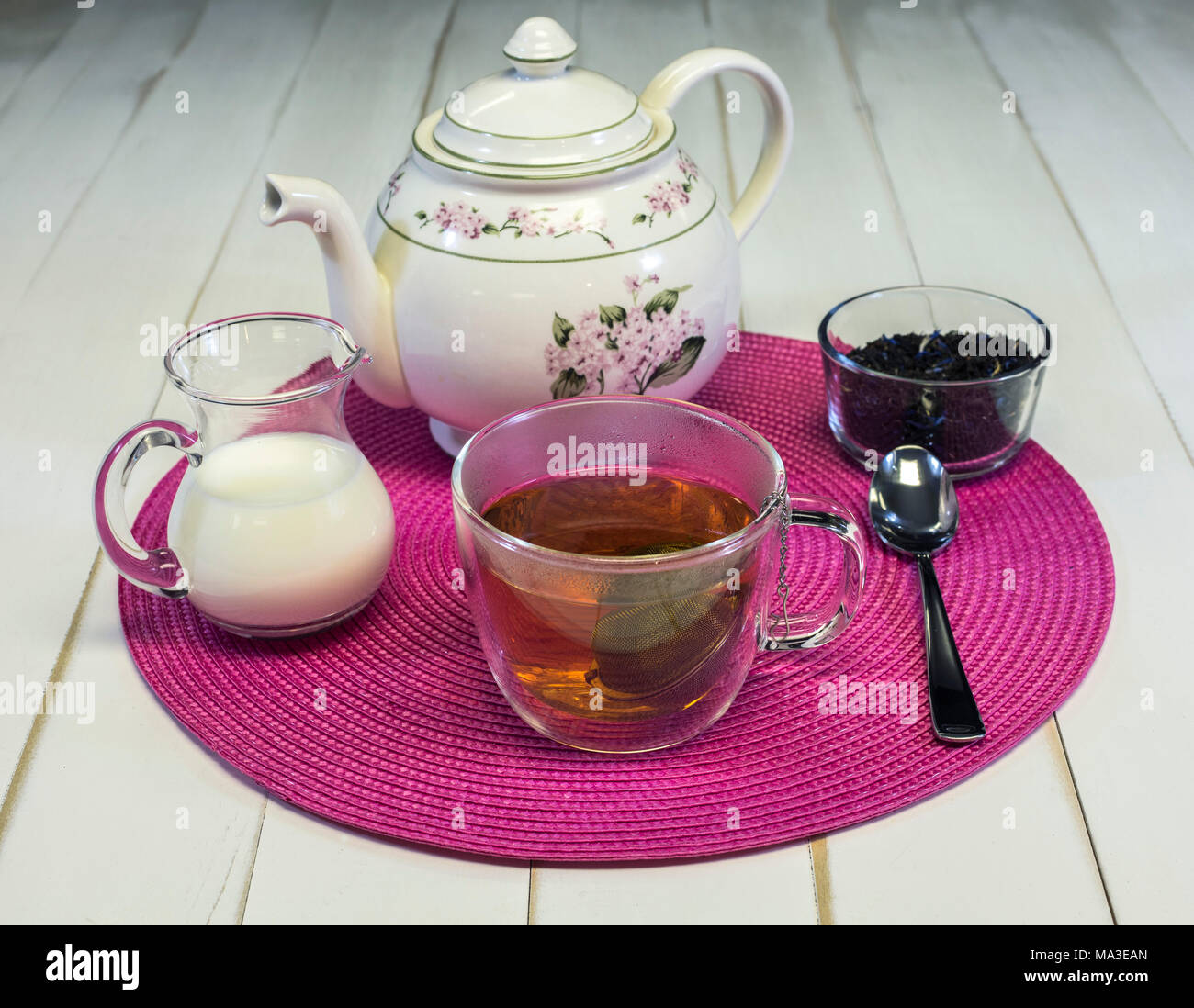 Eine Tasse Earl Grey Tee mit einem Tee Ball. Immer bereit für eine entspannende Tasse Kaffee. Stockfoto