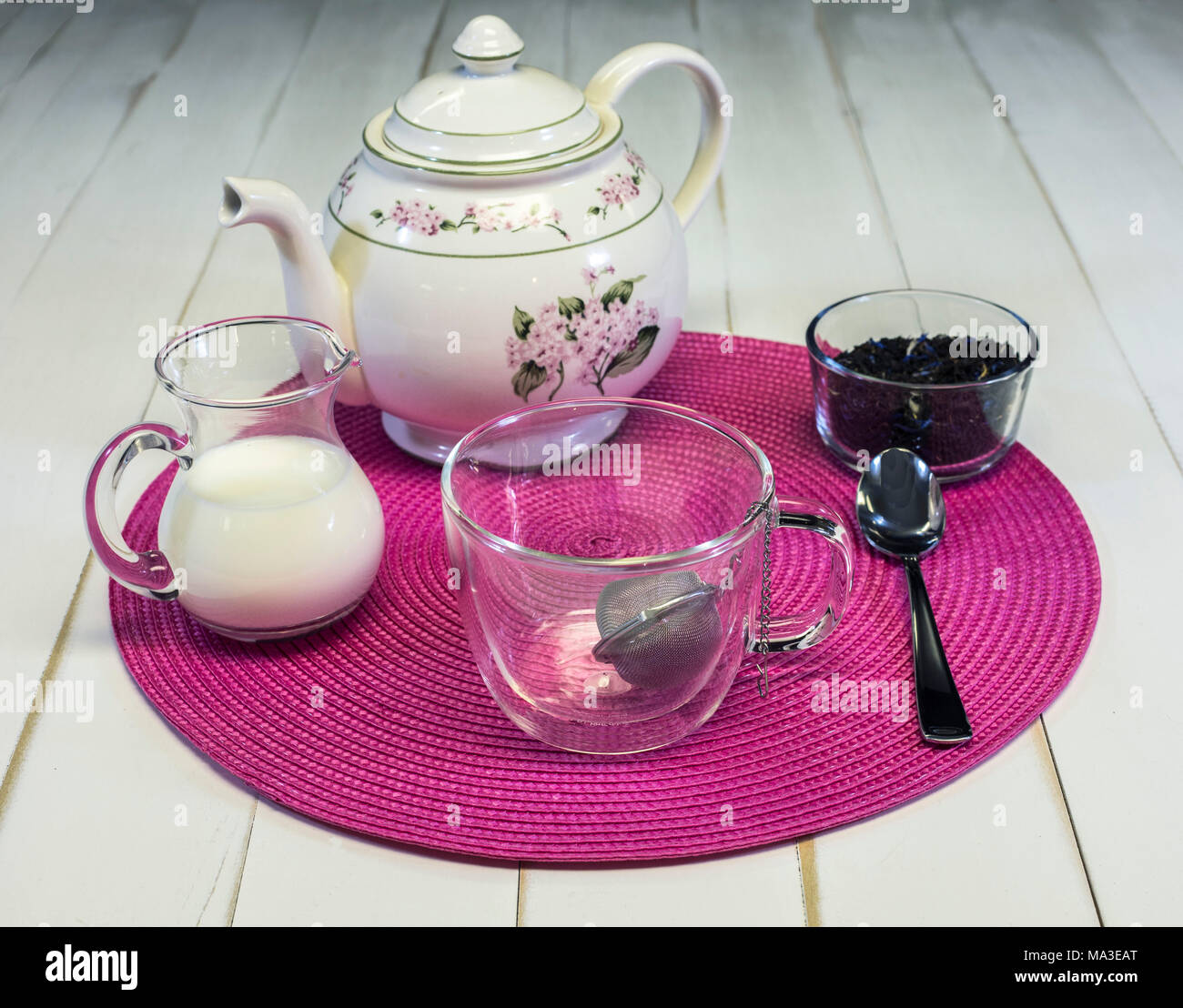 Vorbereitung Earl Grey Tee mit einem Tee Ball (Filter). Immer bereit für eine entspannende Tasse Kaffee. Stockfoto