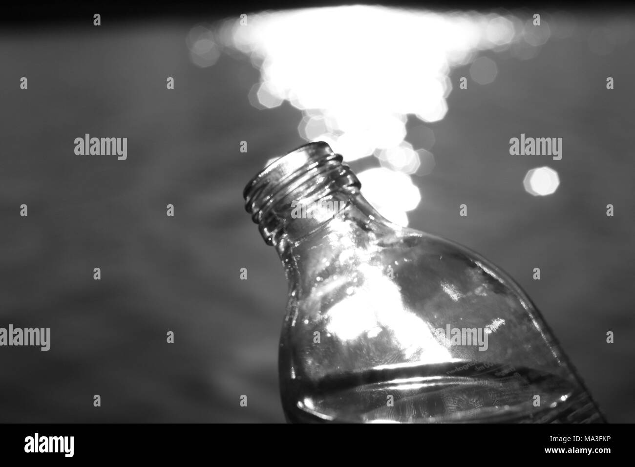 Glas Flasche in der Hintergrundbeleuchtung Stockfoto
