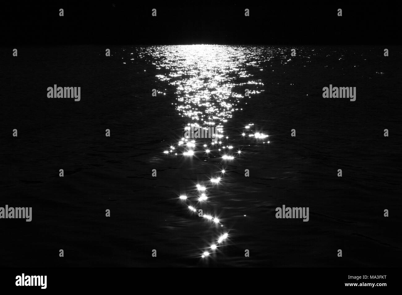 Reflexion des Sonnenlichts auf dem Wasser Stockfoto