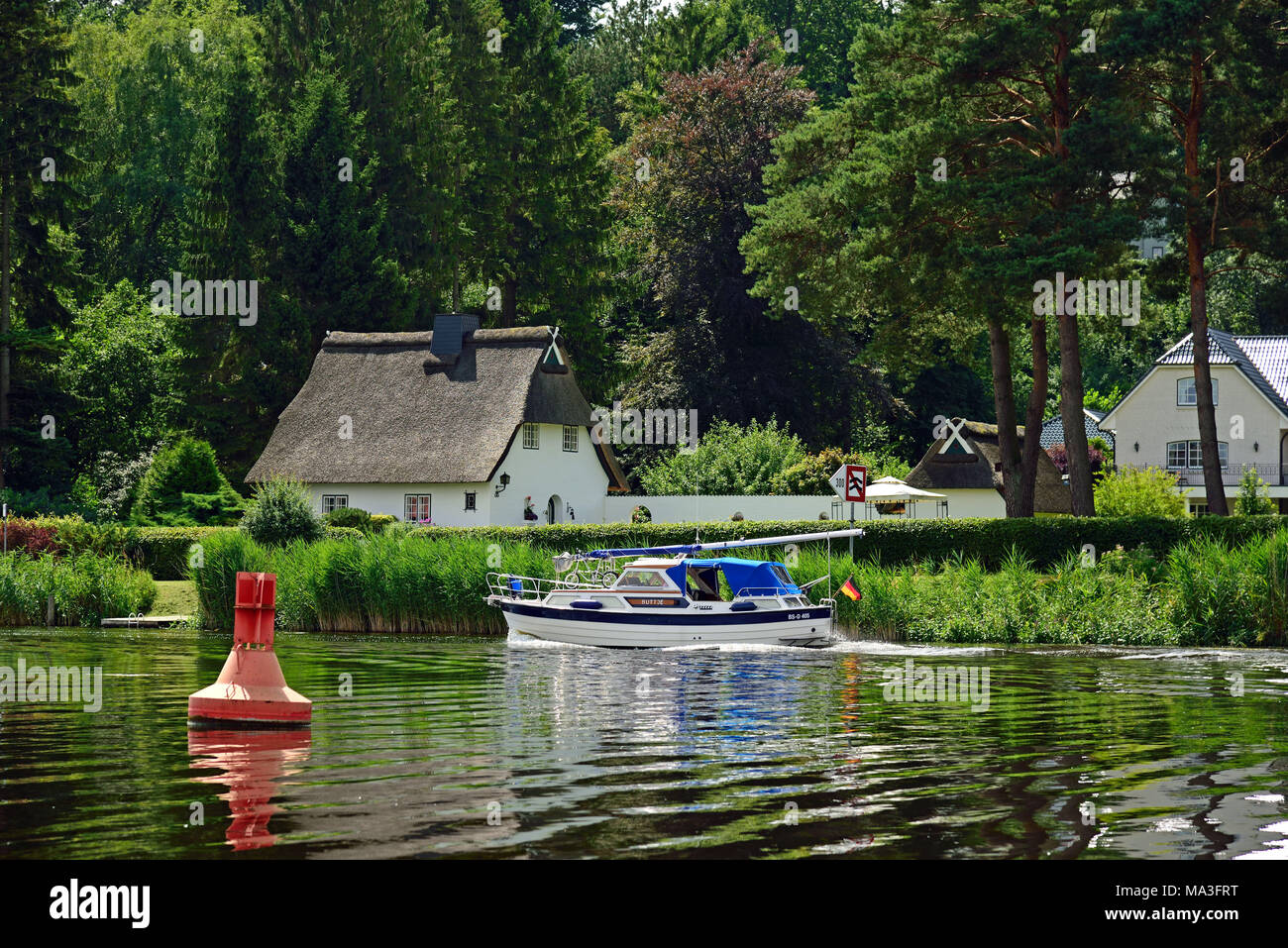 Europa, Deutschland, Schleswig-Holstein, Lauenburg Seen, Mölln (Stadt), Ziegelsee (See) , lakeside Hotel mit Reetdach, Stockfoto