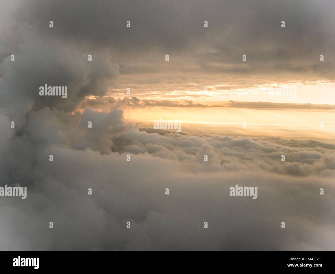 Zwischen den Wolkenschichten bei Sonnenaufgang Stockfoto