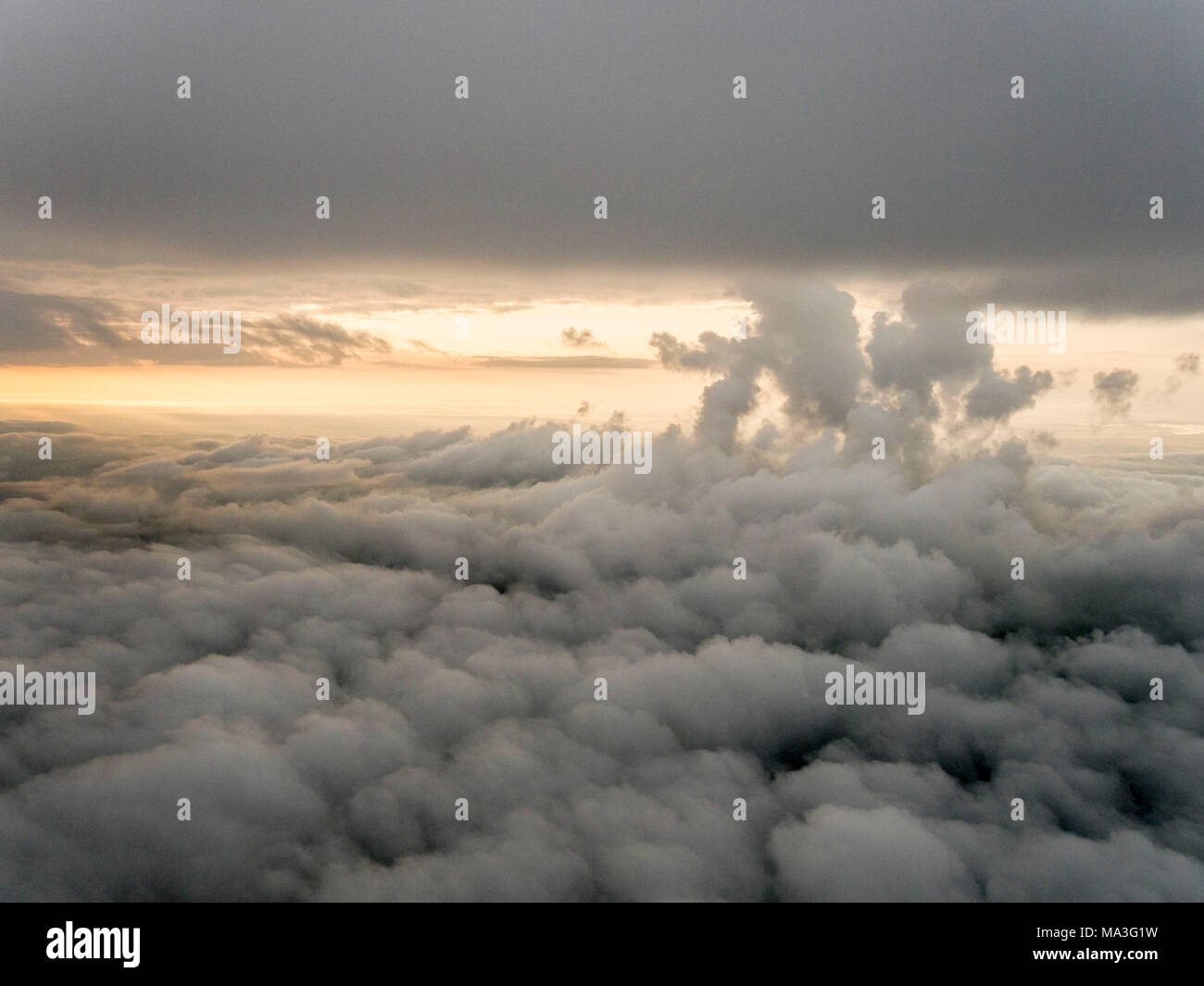 Zwischen den Wolkenschichten bei Sonnenaufgang Stockfoto