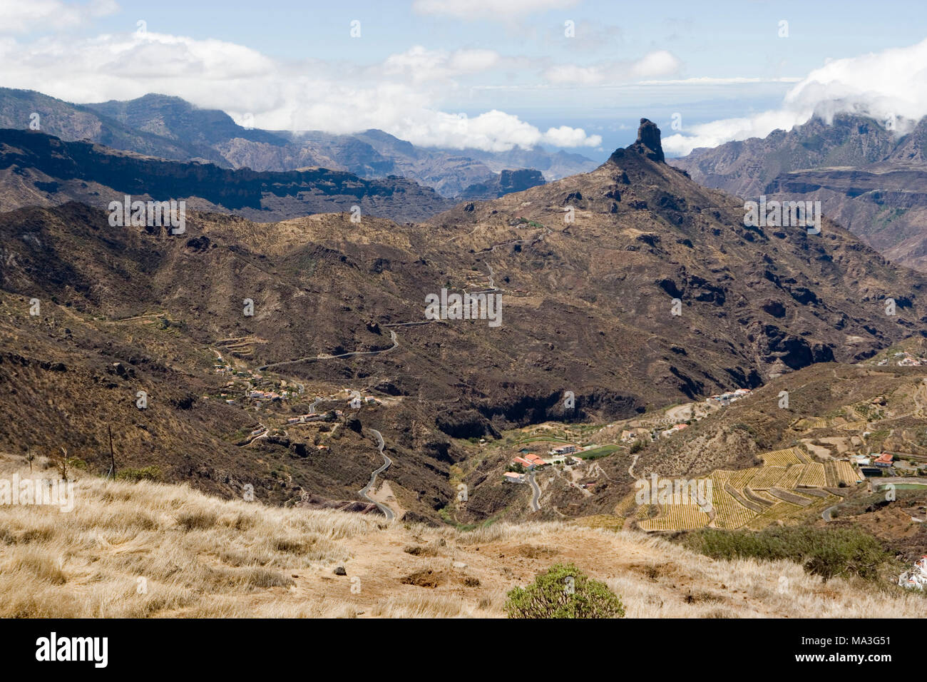 Blick vom Aussichtspunkt Mirador de Degollada Becerra der wunderbaren Bergwelt und Roque Nublo (cloud Rock) und das Naturschutzgebiet 'Monumento Natürliche del Roque Nublo" mit seinen 1813 m ist er der höchste Berg der Insel und ihr Wahrzeichen Stockfoto