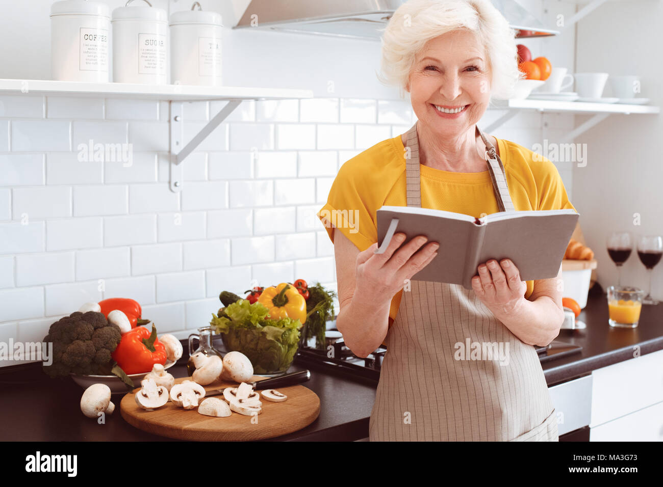 Interessante Rezeptbuch. Kochen hausgemachte Konzept. Großmutter führt Tagebuch, Pläne, was zu kochen. Innen-, Studio Shoot, Küche Innenraum Stockfoto