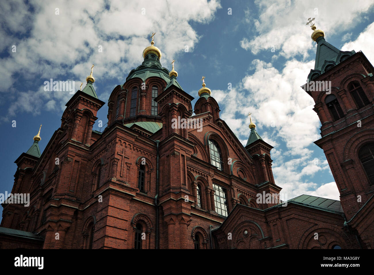 Wolken und Uspenski Kathedrale in Helsinki, Finnland Stockfoto