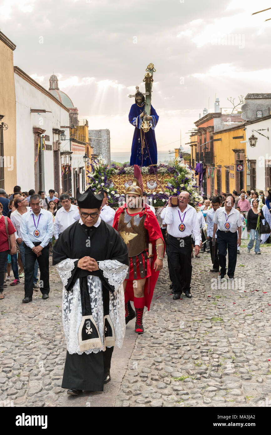 Die katholischen Gläubigen tragen eine Statue von Jesus während der las Cruzes del Señor Golpe Prozession durch die Straßen als Teil der Heiligen Woche März 28, 2018 in San Miguel de Allende, Mexiko. Die Veranstaltung ist Erholung der Passion Jesu Christi auf seinem Weg nach Golgatha für Kreuzigung. Stockfoto