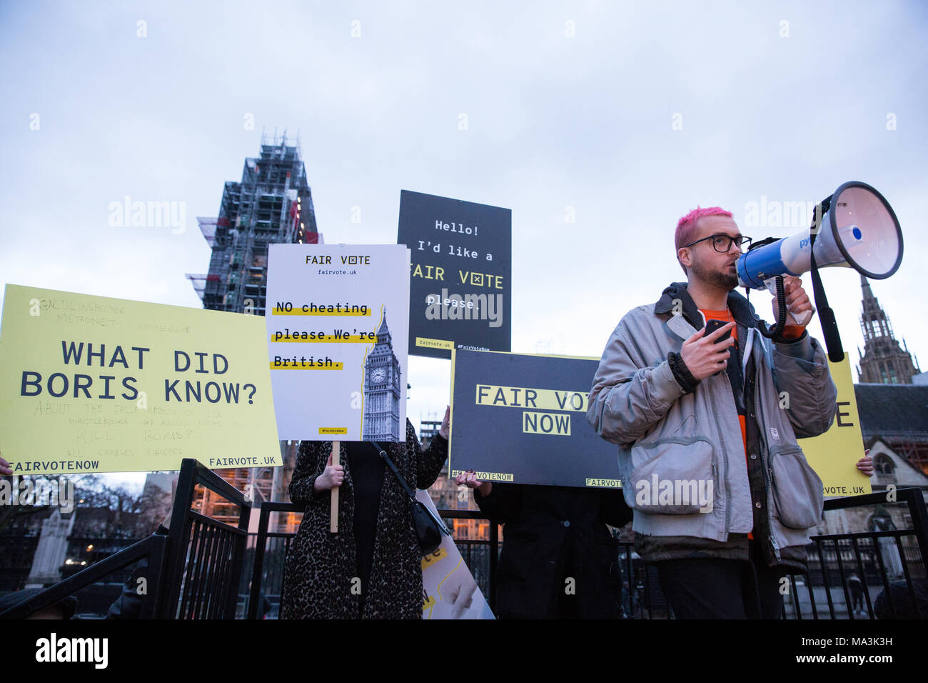 London, Großbritannien. 29. März, 2018. Cambridge Analytica whistleblower Christopher Wylie Adressen eine Kundgebung in Parliament Square, organisiert von der Messe Abstimmung Projekt, dem die Missstände wie er und Shahmir Sanni unterstützen und sicherzustellen, dass die Beweise für unlautere Stimmrechte, die von beiden Seiten im Referendum bezüglich der Mitgliedschaft Großbritanniens in der Europäischen Union ausgesetzt ist. Credit: Mark Kerrison/Alamy leben Nachrichten Stockfoto