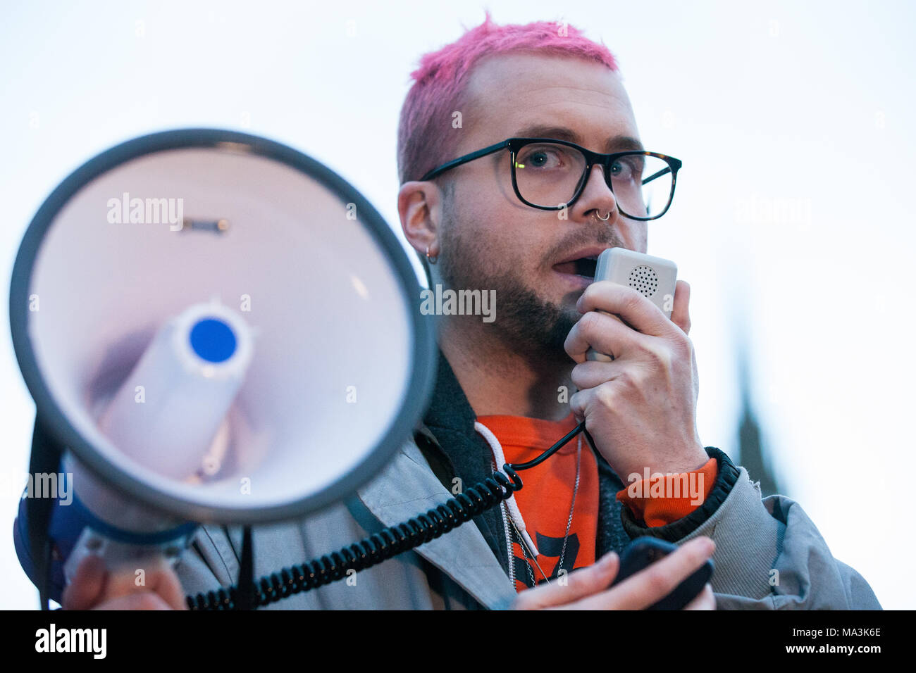 London, Großbritannien. 29. März, 2018. Cambridge Analytica whistleblower Christopher Wylie Adressen eine Kundgebung in Parliament Square, organisiert von der Messe Abstimmung Projekt, dem die Missstände wie er und Shahmir Sanni unterstützen und sicherzustellen, dass die Beweise für unlautere Stimmrechte, die von beiden Seiten im Referendum bezüglich der Mitgliedschaft Großbritanniens in der Europäischen Union ausgesetzt ist. Credit: Mark Kerrison/Alamy leben Nachrichten Stockfoto