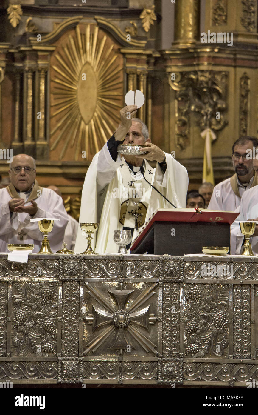 Buenos Aires, der Hauptstadt Argentiniens. 29 Mär, 2018. Beginn des österlichen Triduums, ein Moment von großer Bedeutung für die Christen. Um 10 Uhr morgens, diesem Heiligen Donnerstag, Kardinal Mario Poli, Erzbischof von Buenos Aires, den Vorsitz der feierlichen Chrisam-Messe, Beginn der Karwoche, die jährliche christliche Gedenken des Leidens, des Todes und der Auferstehung des Jesus von Nazareth. Credit: Roberto Almeida Aveledo/ZUMA Draht/Alamy leben Nachrichten Stockfoto