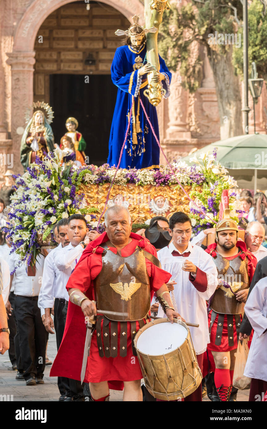 San Miguel de Allende, Mexiko. 28. März, 2018. Die las Cruzes del Señor Golpe Prozession verlässt das oratorio de San Felipe Neri Kirche während der Heiligen Woche März 28, 2018 in San Miguel de Allende, Mexiko. Die Veranstaltung ist Erholung der Passion Jesu Christi auf seinem Weg nach Golgatha für Kreuzigung. Credit: Planetpix/Alamy leben Nachrichten Stockfoto