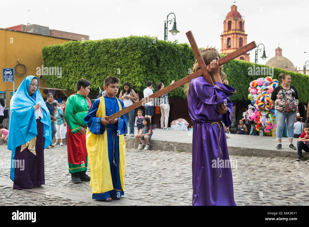 San Miguel de Allende, Mexiko. 28. März, 2018. Kostümierte devotees gekleidet, wie Jesus Christus und seine Auszeichnungen tragen ein Kreuz während der las Cruzes del Señor Golpe Prozession teil der Heiligen Woche März 28, 2018 in San Miguel de Allende, Mexiko. Die Veranstaltung ist Erholung der Passion Jesu Christi auf seinem Weg nach Golgatha für Kreuzigung. Credit: Planetpix/Alamy leben Nachrichten Stockfoto