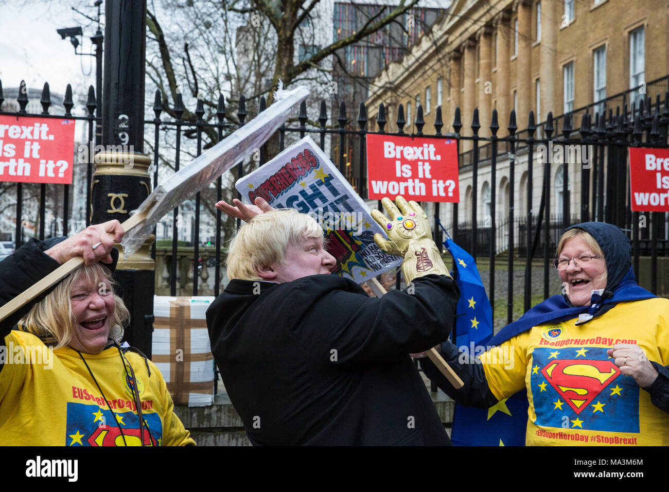 London, Großbritannien. 29. März, 2018. Pro-EU-Aktivisten, darunter Boris Johnson Doppelgänger zeichnete Galdron Protest gegenüber der Downing Street der erste Jahrestag der Auslösung der Artikel 50 und ein Jahr vor dem Beenden des Vereinigten Königreichs aus der Europäischen Union, oder Brexit zu markieren, wird festgelegt, stattfinden. Die Demonstranten verkleidet als "EU-Super Heroes' und 'Brexit Schurken'. Credit: Mark Kerrison/Alamy leben Nachrichten Stockfoto