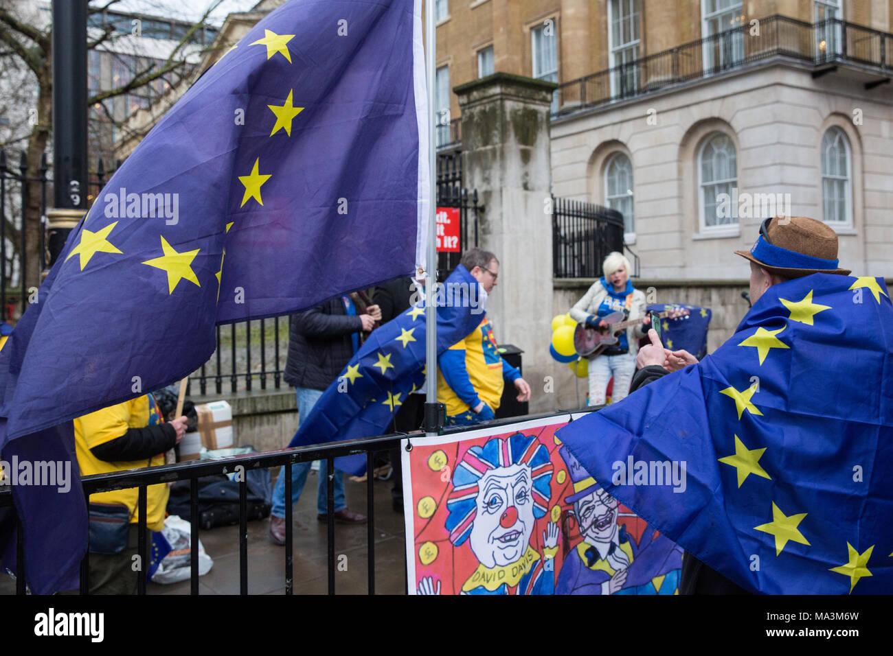 London, Großbritannien. 29. März, 2018. Pro-EU-Aktivisten Protest gegenüber der Downing Street der erste Jahrestag der Auslösung der Artikel 50 und ein Jahr vor dem Beenden des Vereinigten Königreichs aus der Europäischen Union, oder Brexit zu markieren, wird festgelegt, stattfinden. Die Demonstranten verkleidet als "EU-Super Heroes' und 'Brexit Schurken'. Credit: Mark Kerrison/Alamy leben Nachrichten Stockfoto