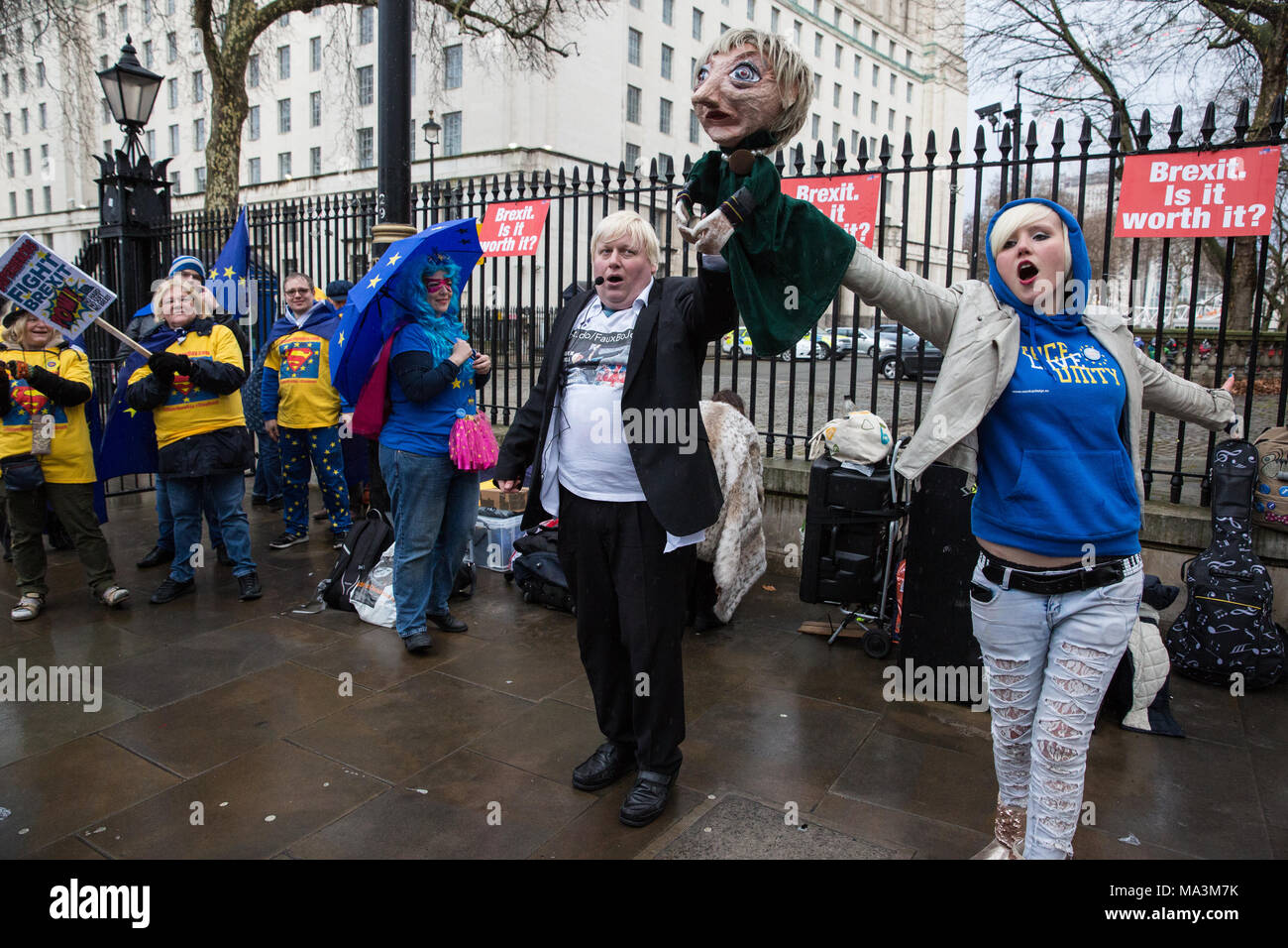 London, Großbritannien. 29. März, 2018. Pro-EU-Aktivisten, darunter Boris Johnson Doppelgänger zeichnete Galdron und EU-Supergirl und Junge Europäerin des Jahres 2018 Madeleina Kay Protest gegenüber der Downing Street der erste Jahrestag der Auslösung der Artikel 50 und ein Jahr vor dem Beenden des Vereinigten Königreichs aus der Europäischen Union, oder Brexit zu markieren, wird festgelegt, stattfinden. Die Demonstranten verkleidet als "EU-Super Heroes' und 'Brexit Schurken'. Credit: Mark Kerrison/Alamy leben Nachrichten Stockfoto