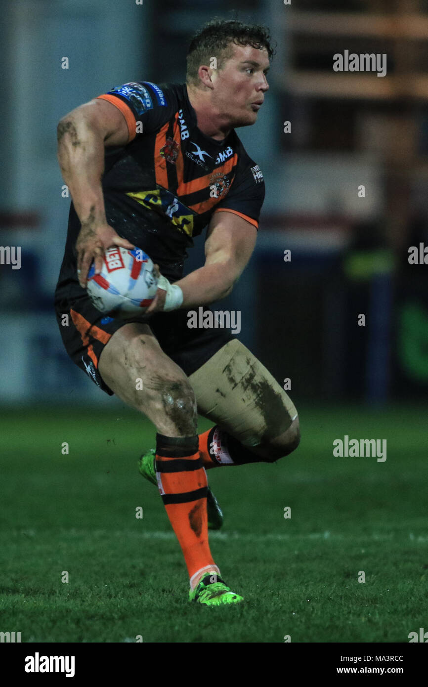 Wakefield, Großbritannien. 29 März 2018, Mobile RocketStadium, Wakefield, England; Betfred Super League Rugby, Wakefield Trinity v Castleford Tiger; Adam Milner von Castleford Tiger über die Kugel zu Pass heraus weit Credit: Aktuelles Bilder/Alamy leben Nachrichten Stockfoto