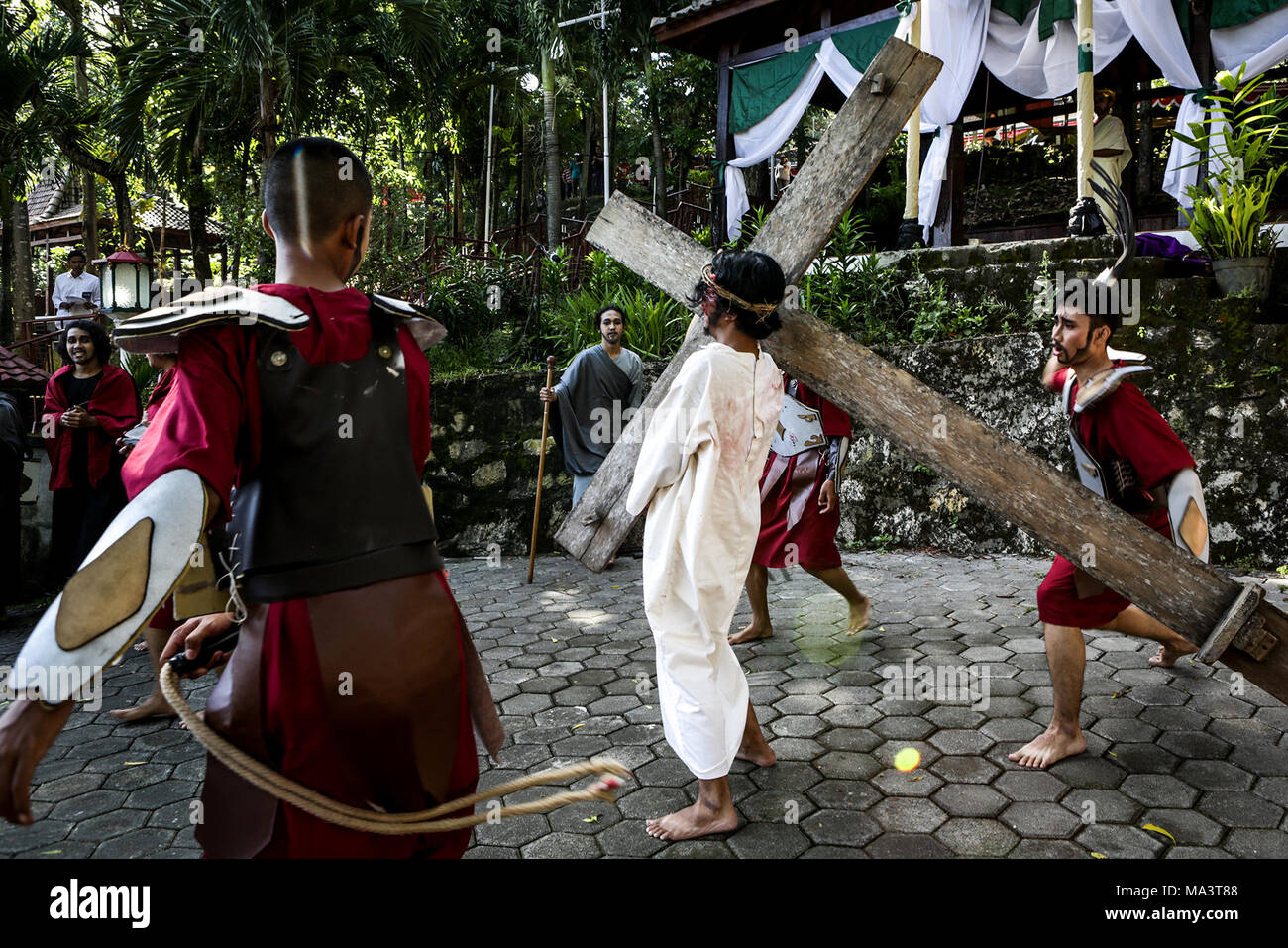 Yogyakarta, Daerah Istimewa Yogyakarta, Indonesien. 30 Mär, 2018. YOGYAKARTA, Indonesien - 30. März: Indonesier nehmen Sie teil an einer Re-enactment der Stationen des Kreuzes am Karfreitag an Sempu am 30. März in Yogyakarta, Indonesien 2018 montieren. Heilige Woche markiert die letzte Woche der Fastenzeit und der Beginn der Osterfeierlichkeiten. Die Katholiken machen etwa 3 % Prozent der Bevölkerung der überwiegend muslimischen Land. Credit: Sijori Images/ZUMA Draht/Alamy leben Nachrichten Stockfoto