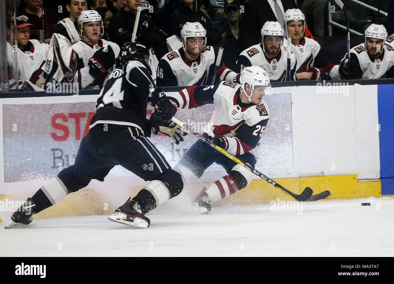 Los Angeles, Kalifornien, USA. 29 Mär, 2018. Arizona Kojoten 'forward Nick Cousins (25) Mias mit Verteidiger Derek Los Angeles Kings' Forbort (24) Während eines 2017-2018 NHL Hockey Spiel in Los Angeles am 29. März 2018. Die Könige gewann 4-2. Credit: Ringo Chiu/ZUMA Draht/Alamy leben Nachrichten Stockfoto