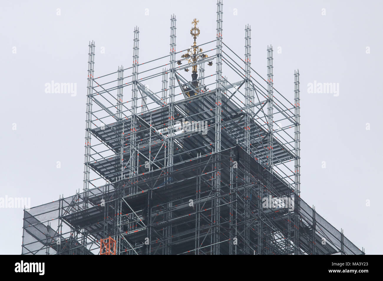 London, Großbritannien. Am 30. März 2018. Elizabeth Tower auch bekannt als Big Ben ist komplett im Gerüst als Teil der großen Europäischen Parlaments Renovierung mit einer Laufzeit von 4 Jahren Credit: Amer ghazzal/Alamy Leben Nachrichten abgedeckt Stockfoto