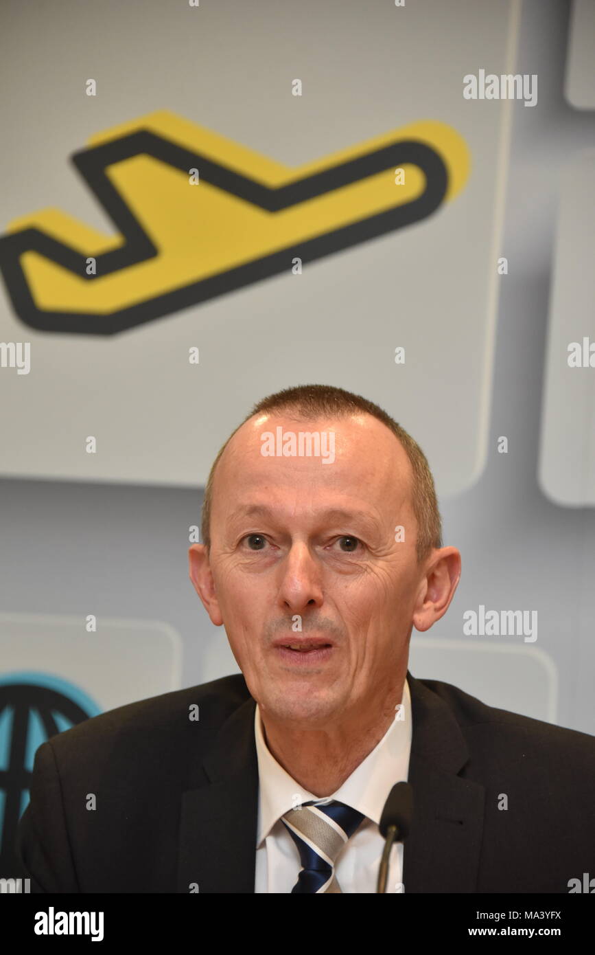 19 März 2018, Deutschland, Köln: Johan Vanneste, den neuen Vorsitzenden der Geschäftsleitung am Flughafen Köln/Bonn, gibt einen drücken Sie ocnference an einem Terminal. - KEINE LEITUNG SERVICE - Foto: Horst Galuschka/dpa Stockfoto