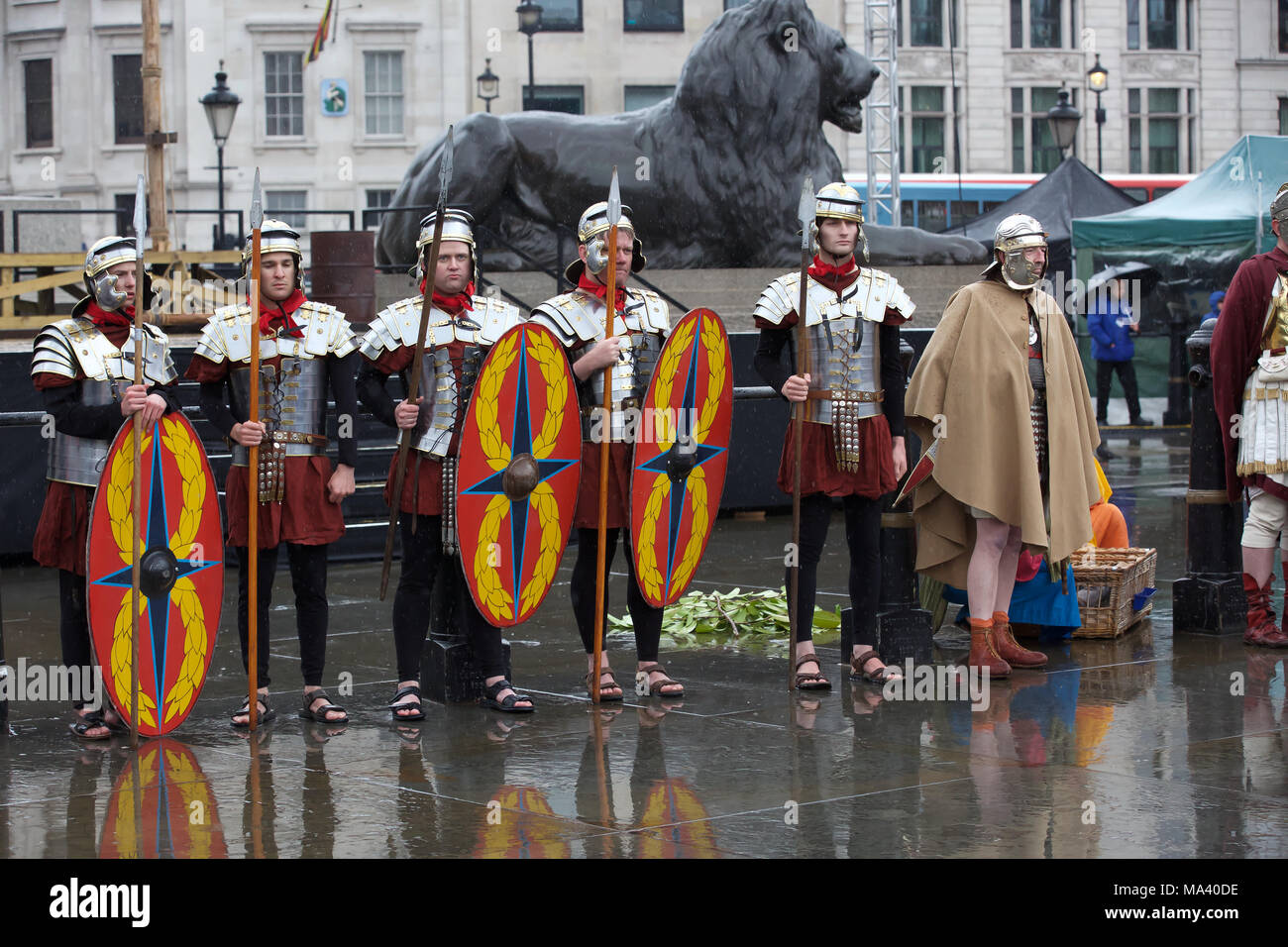 London, UK, 30. März 2018, die Passion Jesu fand in Trafalgar Square. Jetzt im 9. Jahr es ist eine kostenlose Leistung mit über 100 Akteure und Freiwilligen aus der Wintershall Spieler die an dem Tag, an dem Jesus geglaubt wird verhaftet und gekreuzigt. © Keith Larby/Alamy leben Nachrichten Stockfoto