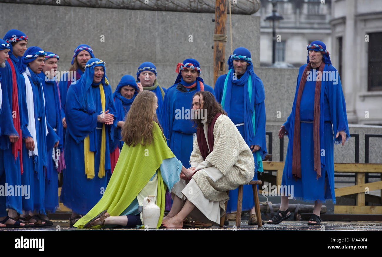 London, UK, 30. März 2018, die Passion Jesu fand in Trafalgar Square. Jetzt im 9. Jahr es ist eine kostenlose Leistung mit über 100 Akteure und Freiwilligen aus der Wintershall Spieler die an dem Tag, an dem Jesus geglaubt wird verhaftet und gekreuzigt. © Keith Larby/Alamy leben Nachrichten Stockfoto